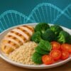 Prato com alimentos em cima da mesa, ao fundo uma cadeia genética ilustrativa