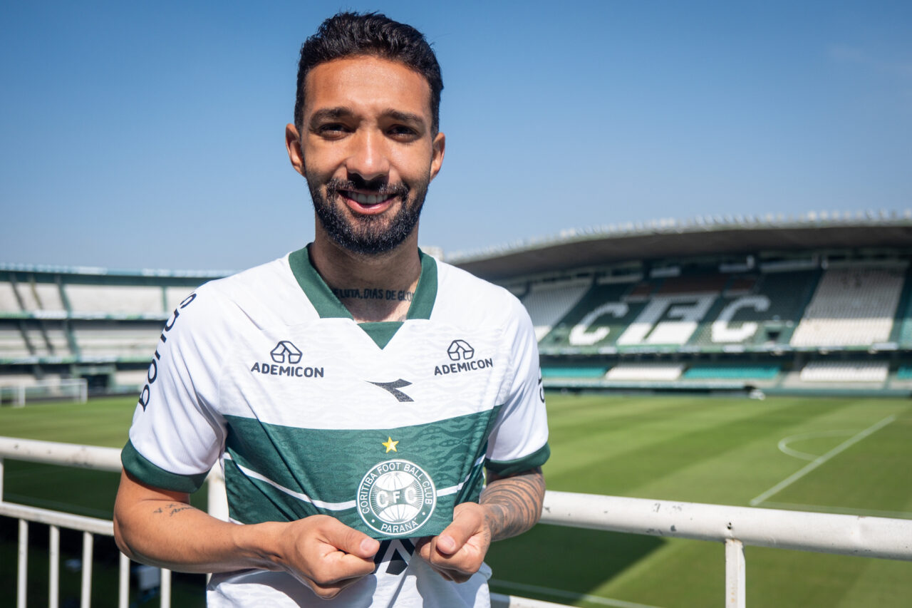 O atacante Clayson no Couto Pereira: reforço do Coritiba