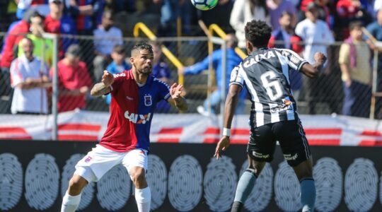 O atacante Carlos Júnior em ação pelo Paraná Clube, em 2018: na mira do Athletico