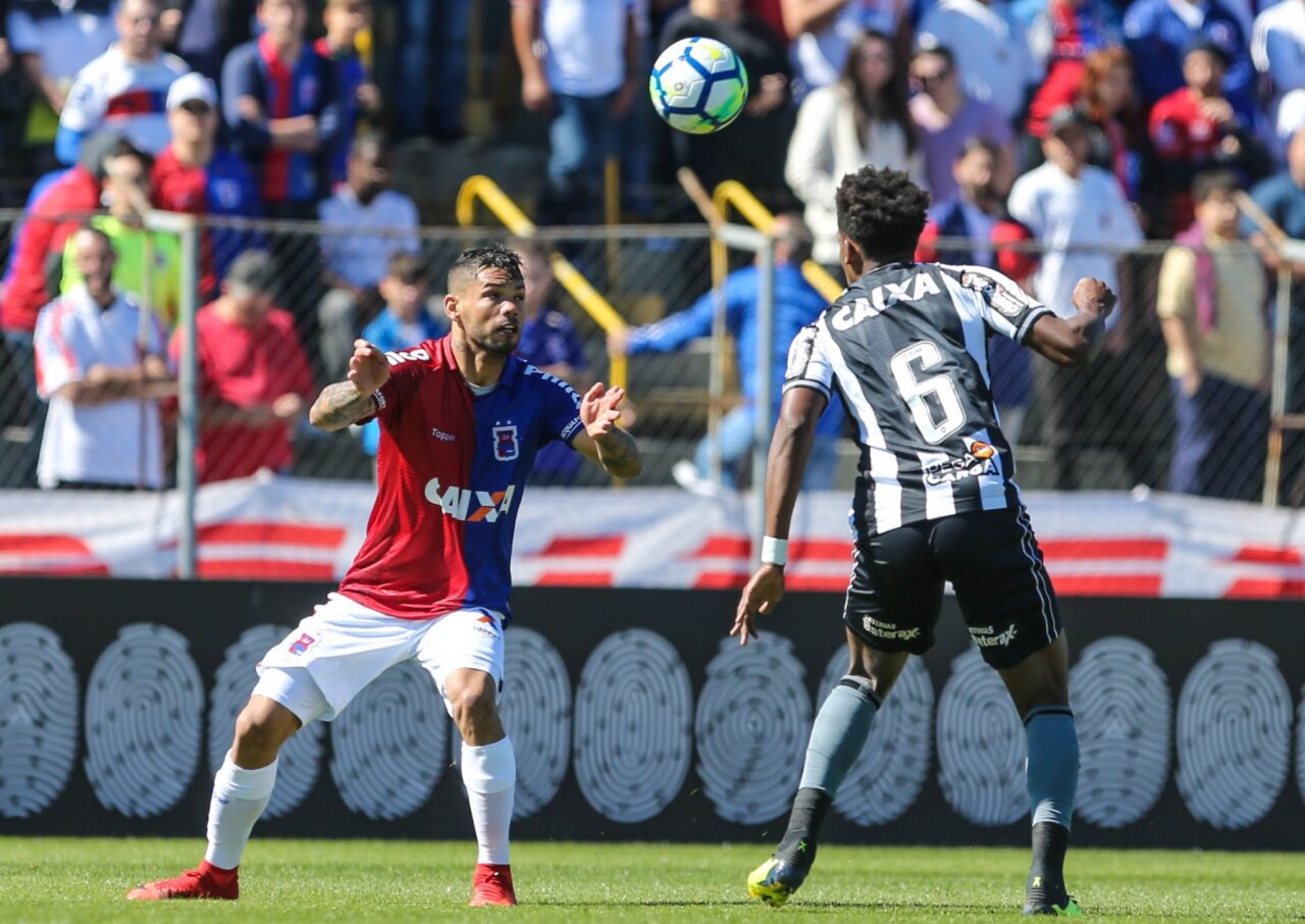 O atacante Carlos Júnior em ação pelo Paraná Clube, em 2018: na mira do Athletico