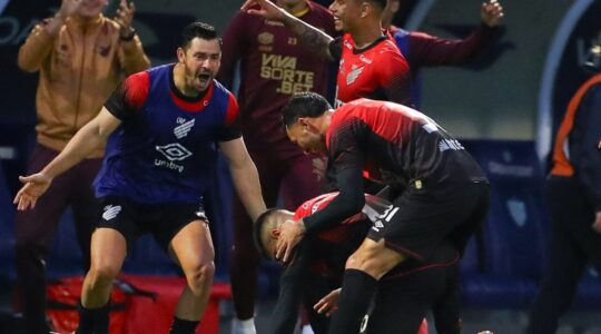 Renan Peixoto comemora gol épico, abraçado por jogadores do Athletico