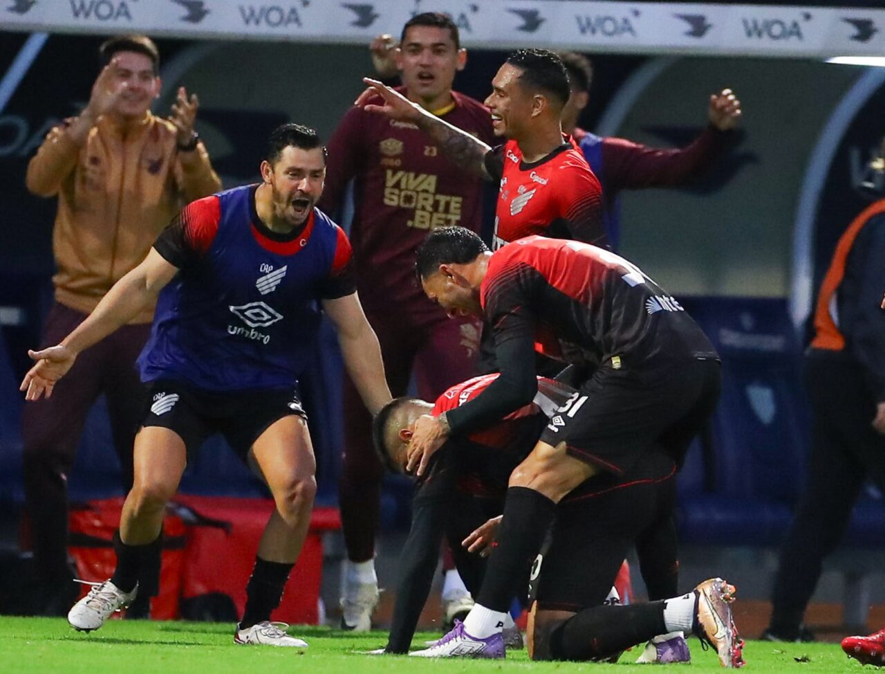 Renan Peixoto comemora gol épico, abraçado por jogadores do Athletico