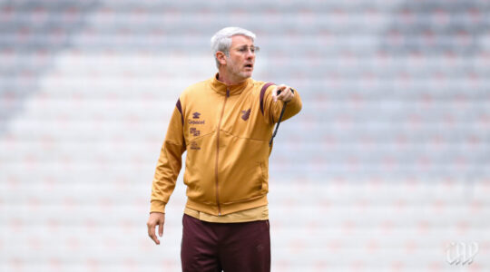 O técnico Odair Hellmann: Athletico x Remo