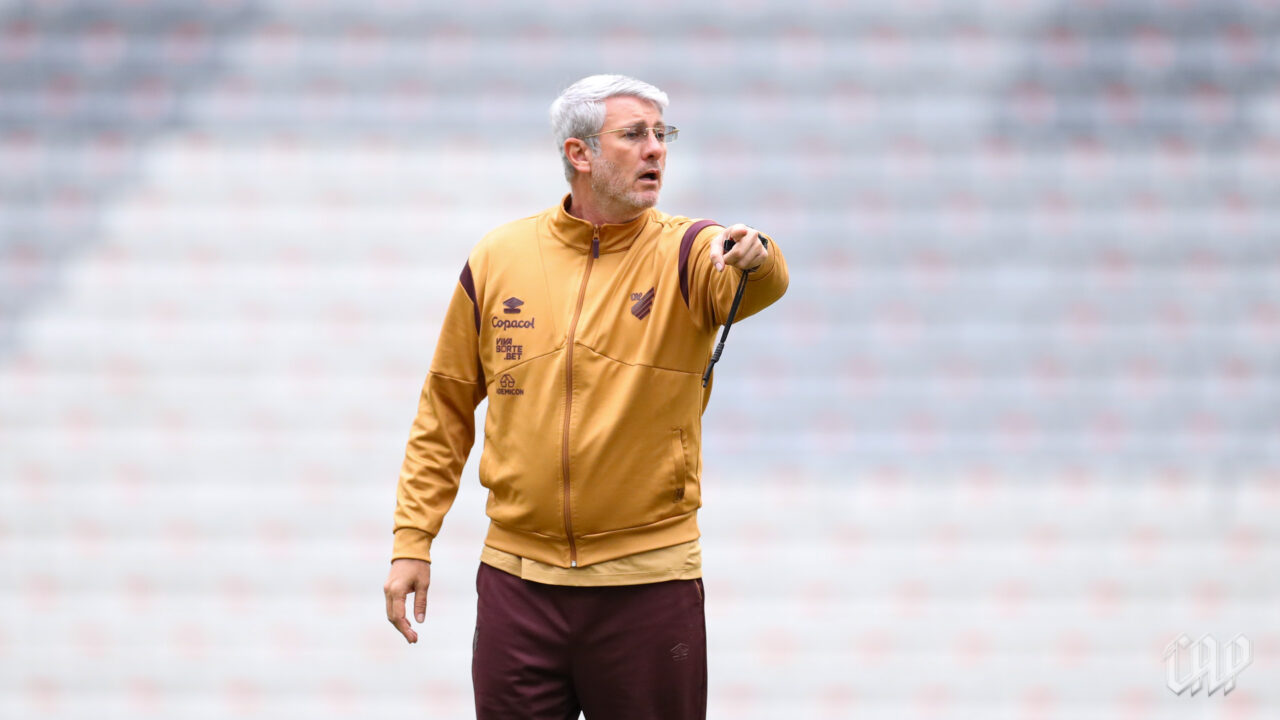 O técnico Odair Hellmann: Athletico x Remo