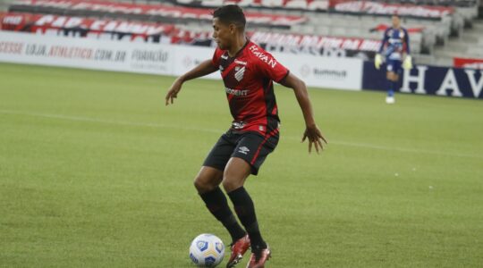 O ponta Pedro Rocha pelo Athletico: artilheiro do Remo