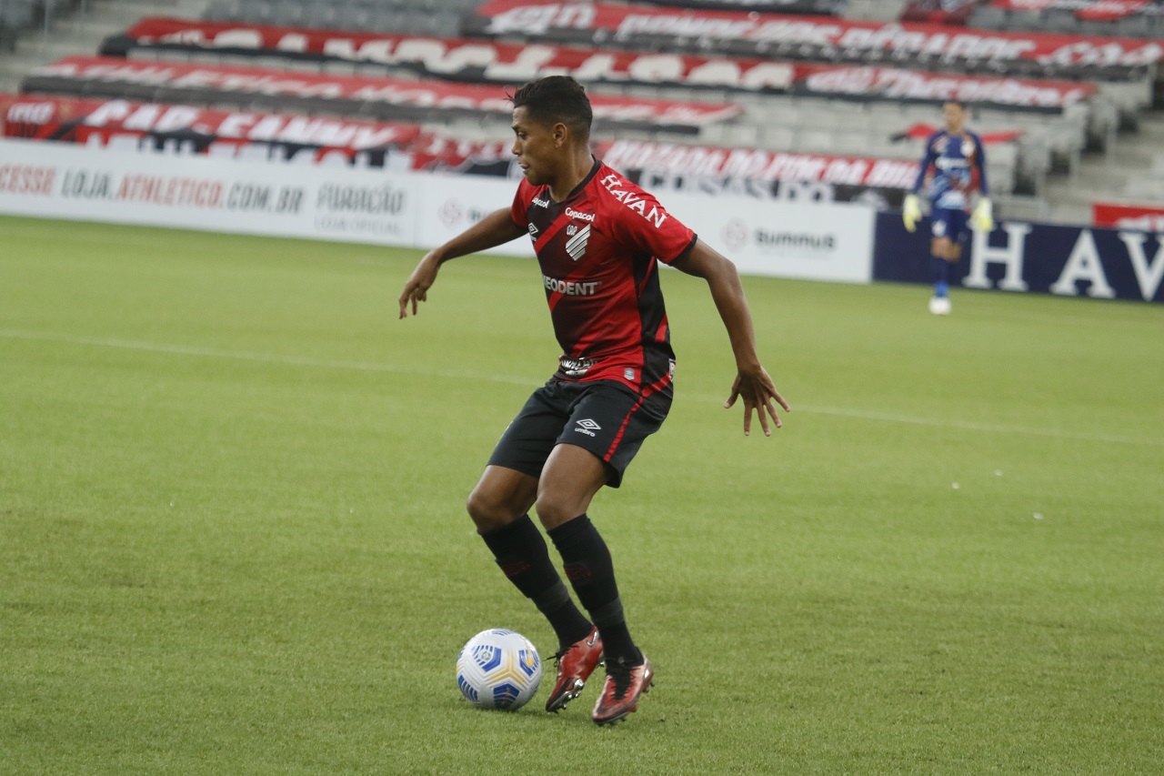 O ponta Pedro Rocha pelo Athletico: artilheiro do Remo