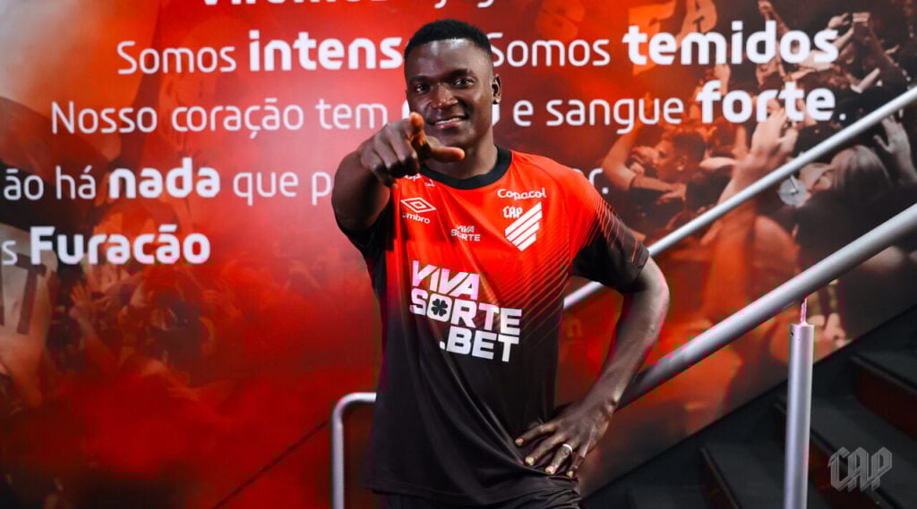 O atacante Kevin Viveros é apresentado pelo Athletico Paranaense