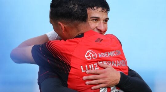 Esquivel e Luiz Fernando comemoram gol do Athletico