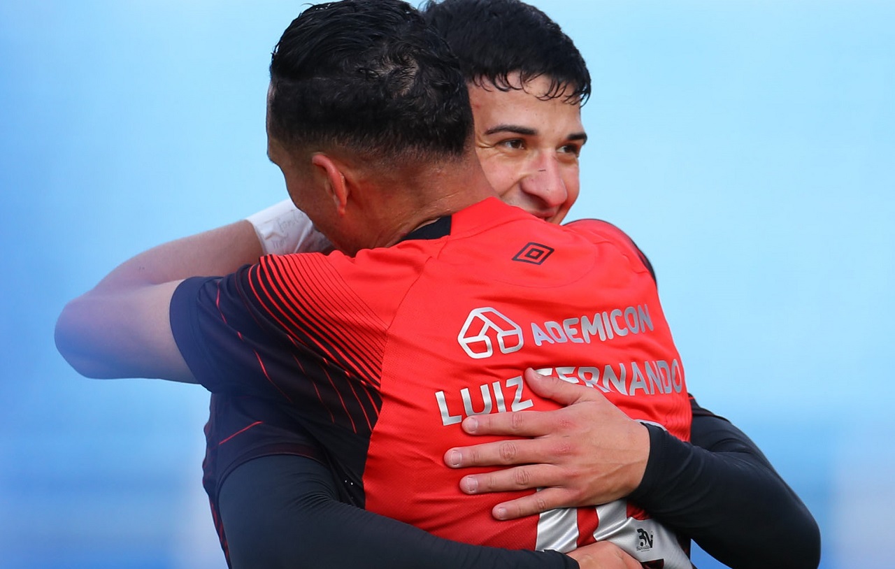 Esquivel e Luiz Fernando comemoram gol do Athletico