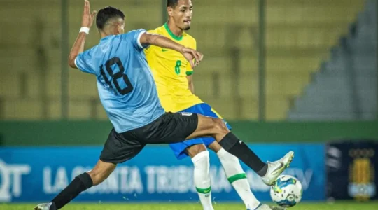 O volante Juninho, do Athletico, disputa jogo pela seleção brasileira sub-20