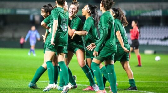 Coritiba comemora gol sobre o Rolim de Moura
