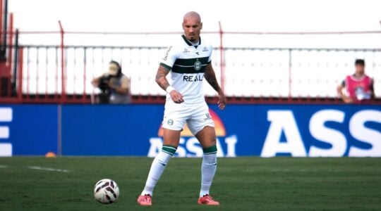 Maicon, do Coritiba, enfrenta o Atlético-GO