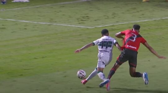 Lucas Ronier, do Coritiba, cai na área ao dividir com o zagueiro