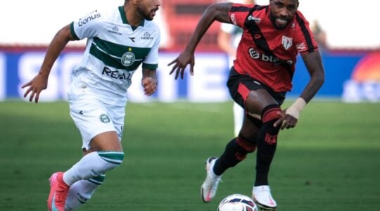 Lucas Ronier, do Coritiba, enfrenta o Atlético-GO