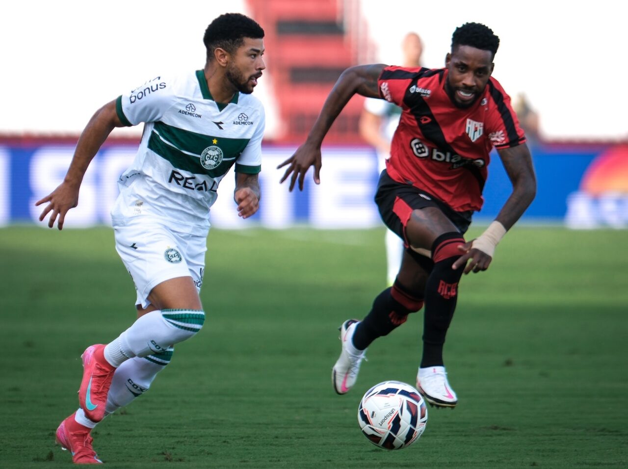 Lucas Ronier, do Coritiba, enfrenta o Atlético-GO
