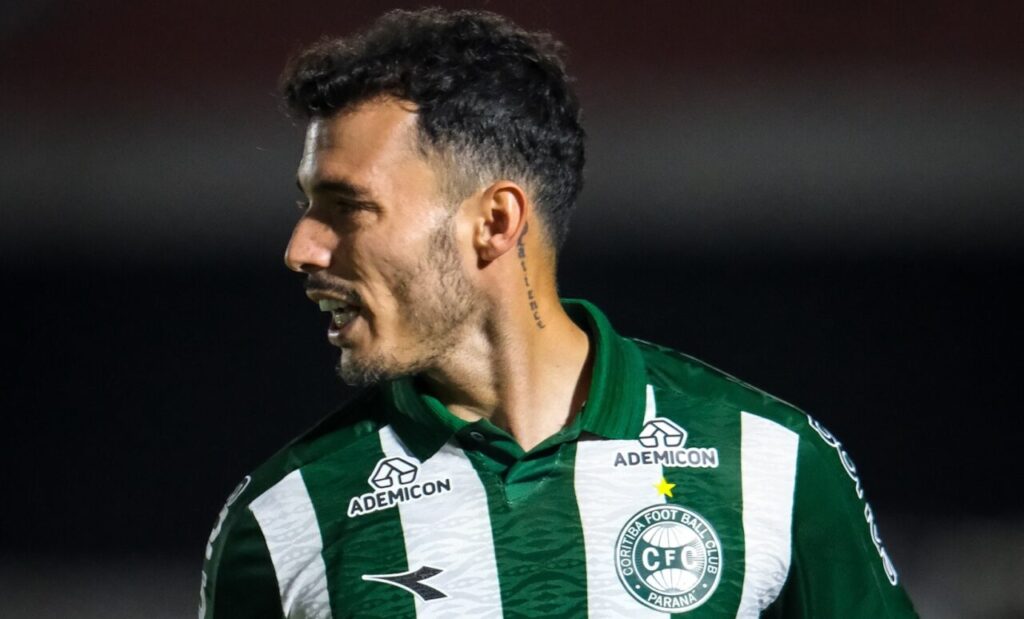 O lateral-esquerdo Zeca, do Coritiba