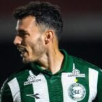 O lateral-esquerdo Zeca, do Coritiba