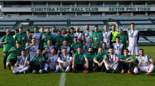 Torcedores e jogadores no Couto Pereira