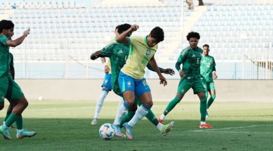 O meia João Cruz em ação pela seleção brasileira sub-20