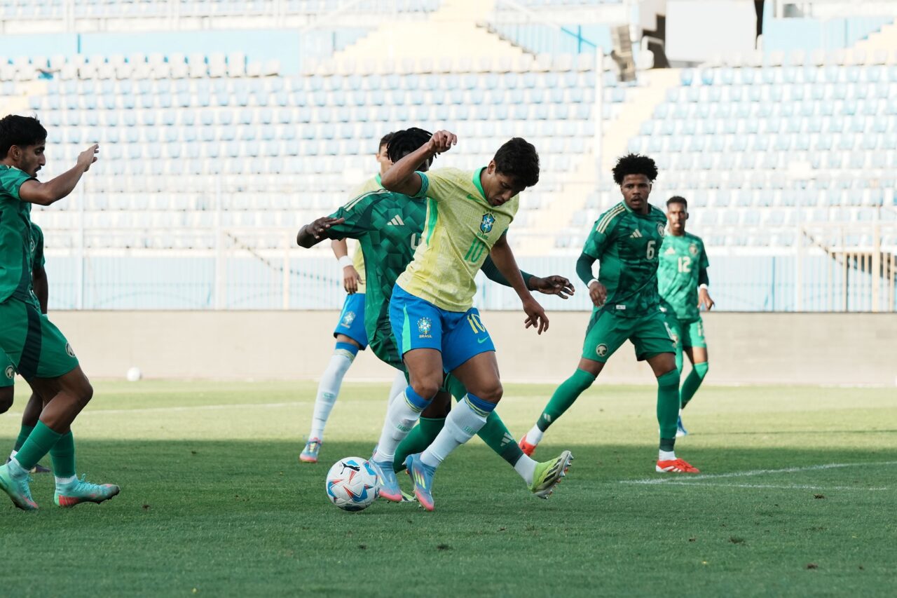 O meia João Cruz em ação pela seleção brasileira sub-20