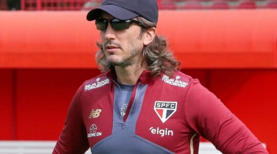 O técnico Zubeldia, do São Paulo