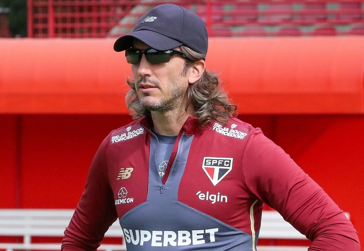 O técnico Zubeldia, do São Paulo