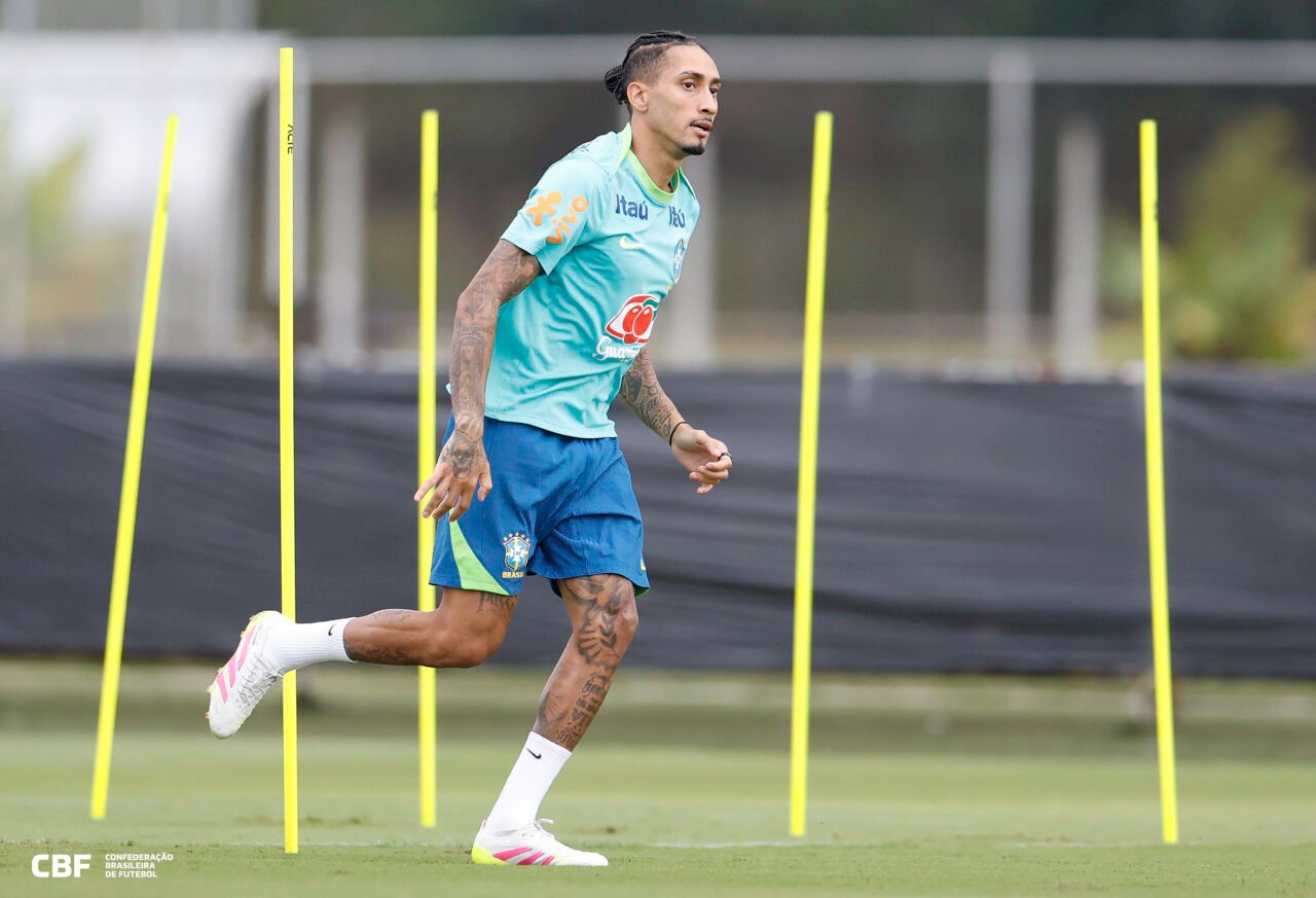 Raphinha em treino da seleção brasileira