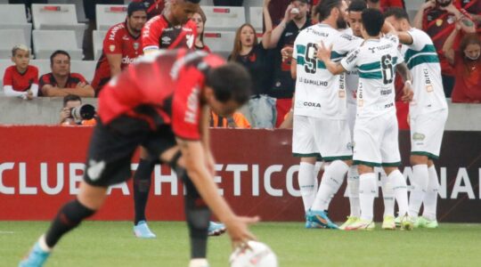 Coritiba vence o Athletico por 2 a 1 em 2022, na Arena da Baixada