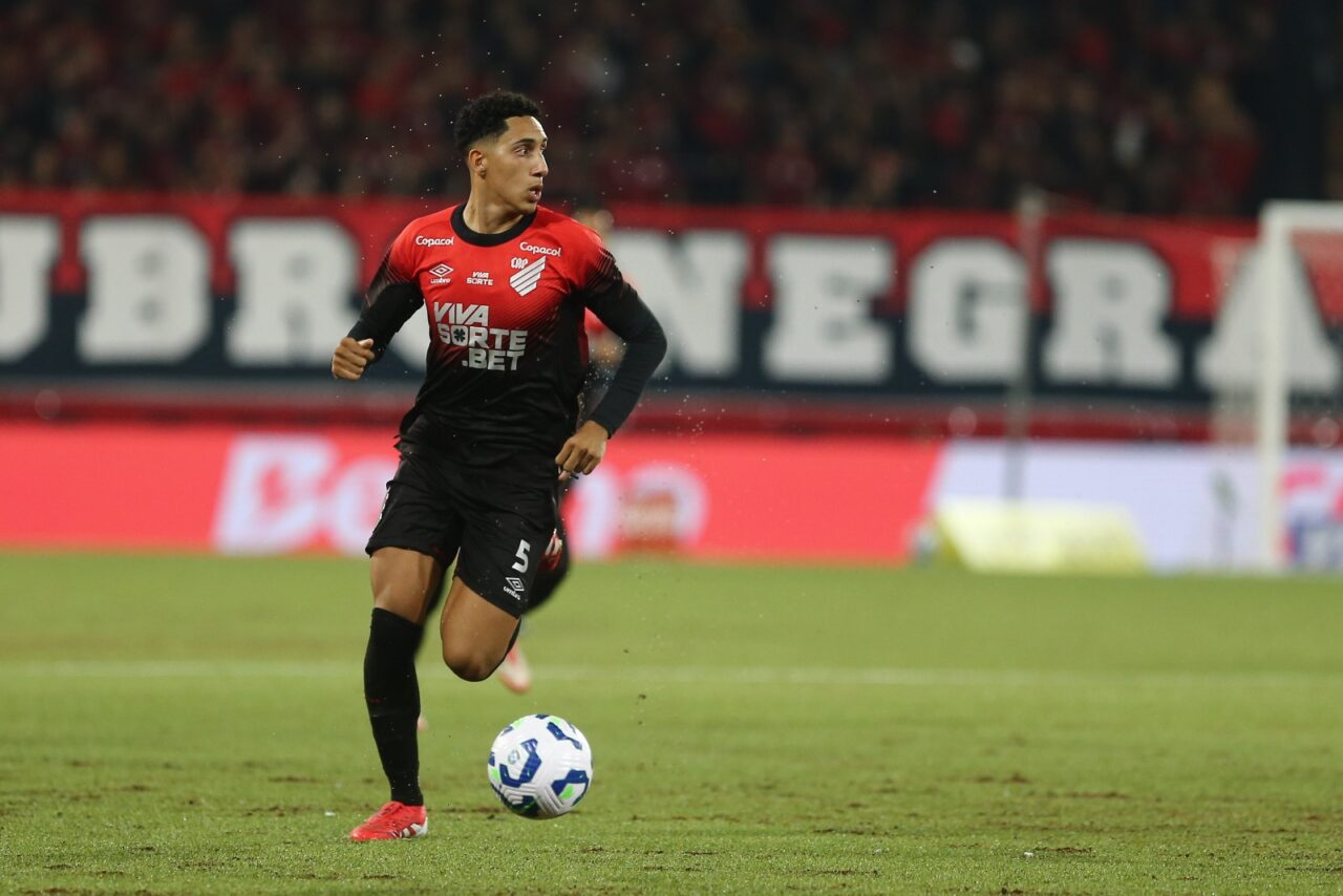 O volante Felipinho, do Athletico
