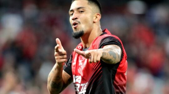 Renan Peixoto comemora gol do Athletico
