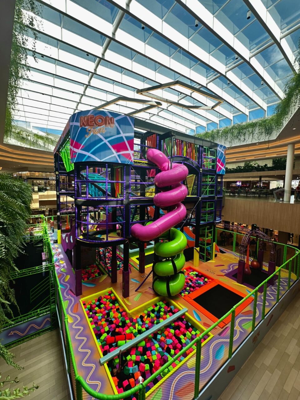 Shopping de Curitiba anuncia retorno de atração com 200m² de camas elásticas nas férias de julho; saiba qual