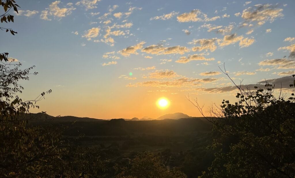 por do sol trilha serras gerais