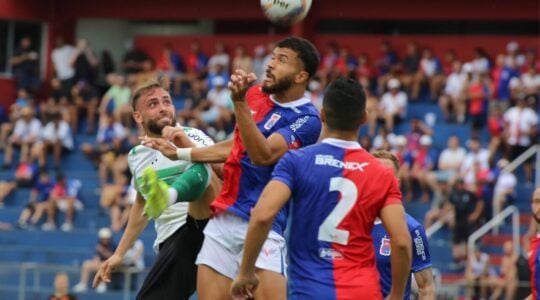 Matías Fracchia, do Coritiba, disputa lance em jogo com o Paraná Clube