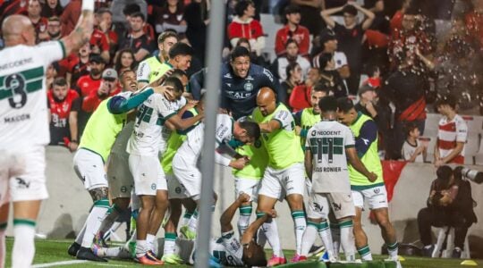 Coritiba vence o Atletiba: Mozart comemora