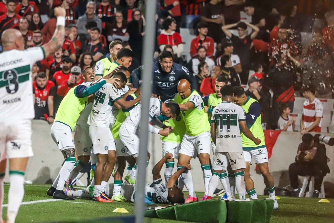 Coritiba vence o Atletiba: Mozart comemora