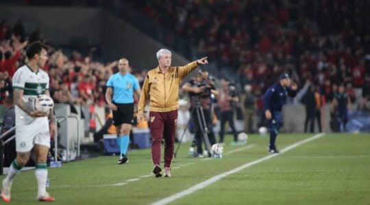 O técnico Odair Hellmann, do Athletico Paranaense