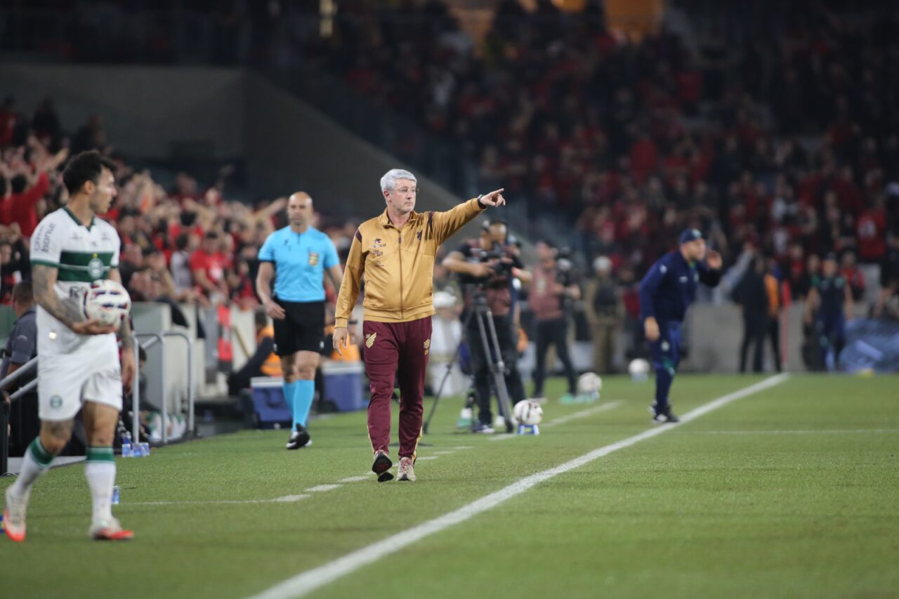 O técnico Odair Hellmann, do Athletico Paranaense