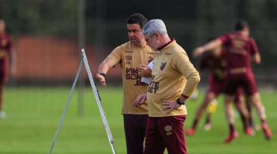 Odair Hellmann em treino do Athletico