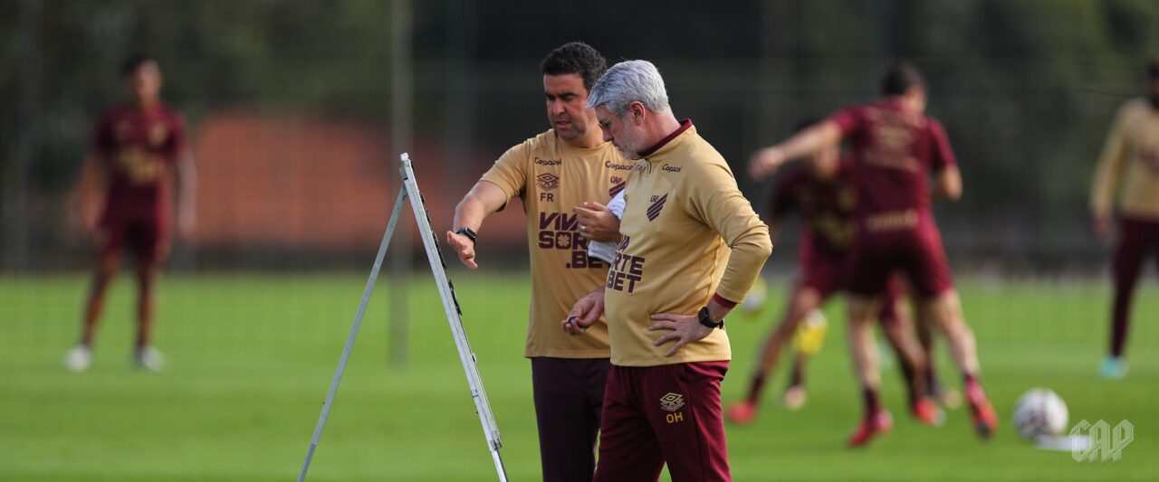 Odair Hellmann em treino do Athletico