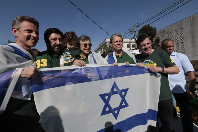 Tarcísio de Freitas e o prefeito Ricardo Nunes participam da Marcha para Jesus