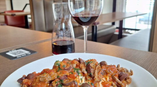 Vinho e spaghetti no Au-Au – foto Jeany Dantas