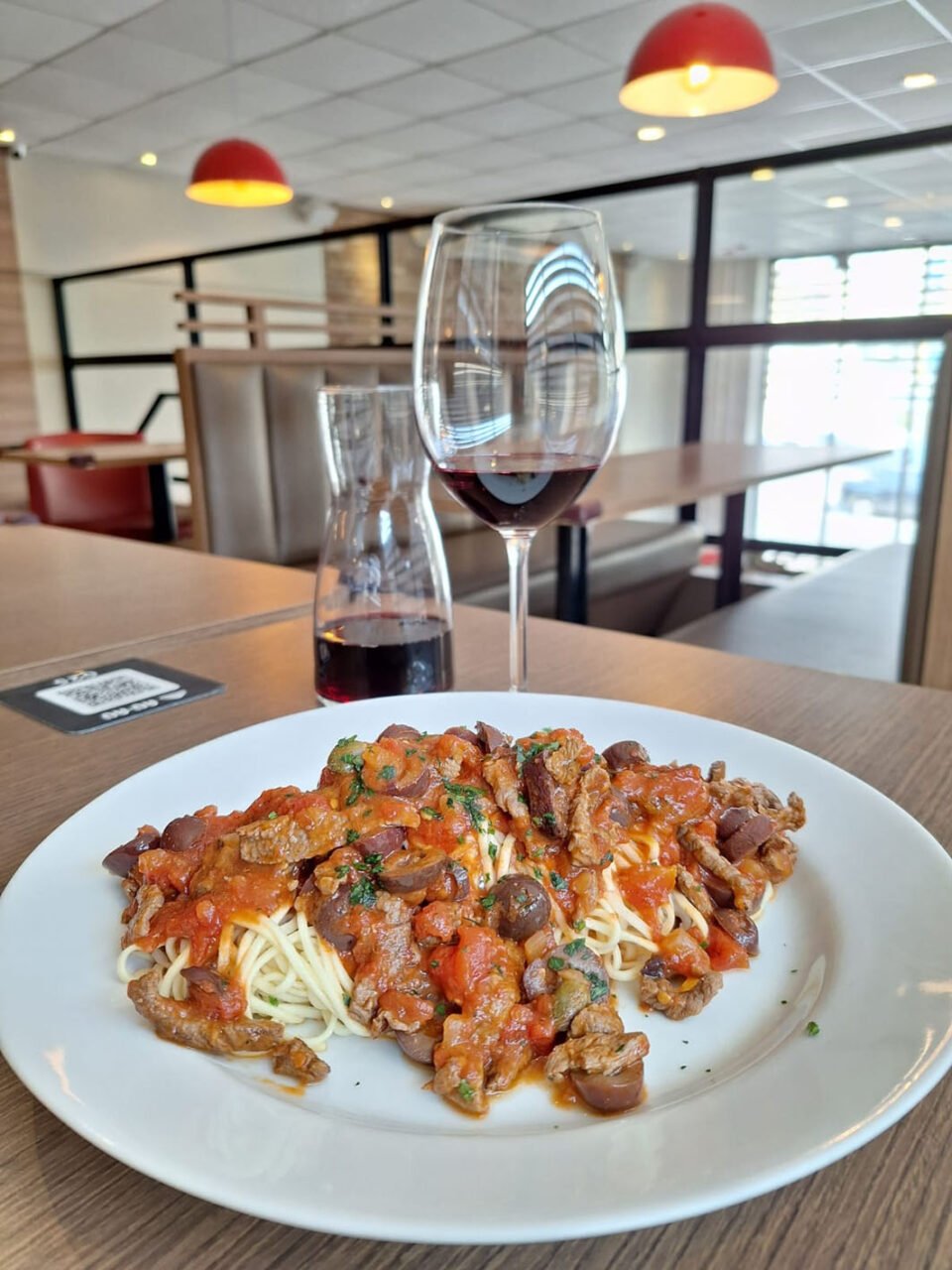 Vinho e spaghetti no Au-Au – foto Jeany Dantas