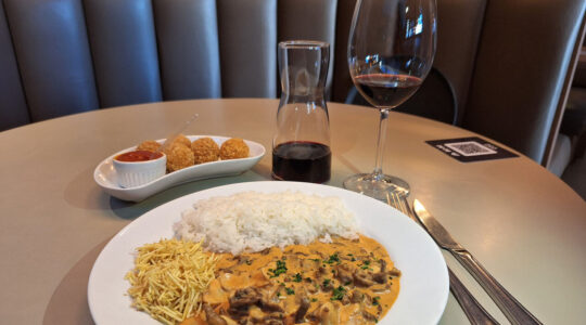 Vinho, estrogonofe e arancini no Au-Au - foto Jeany Dantas