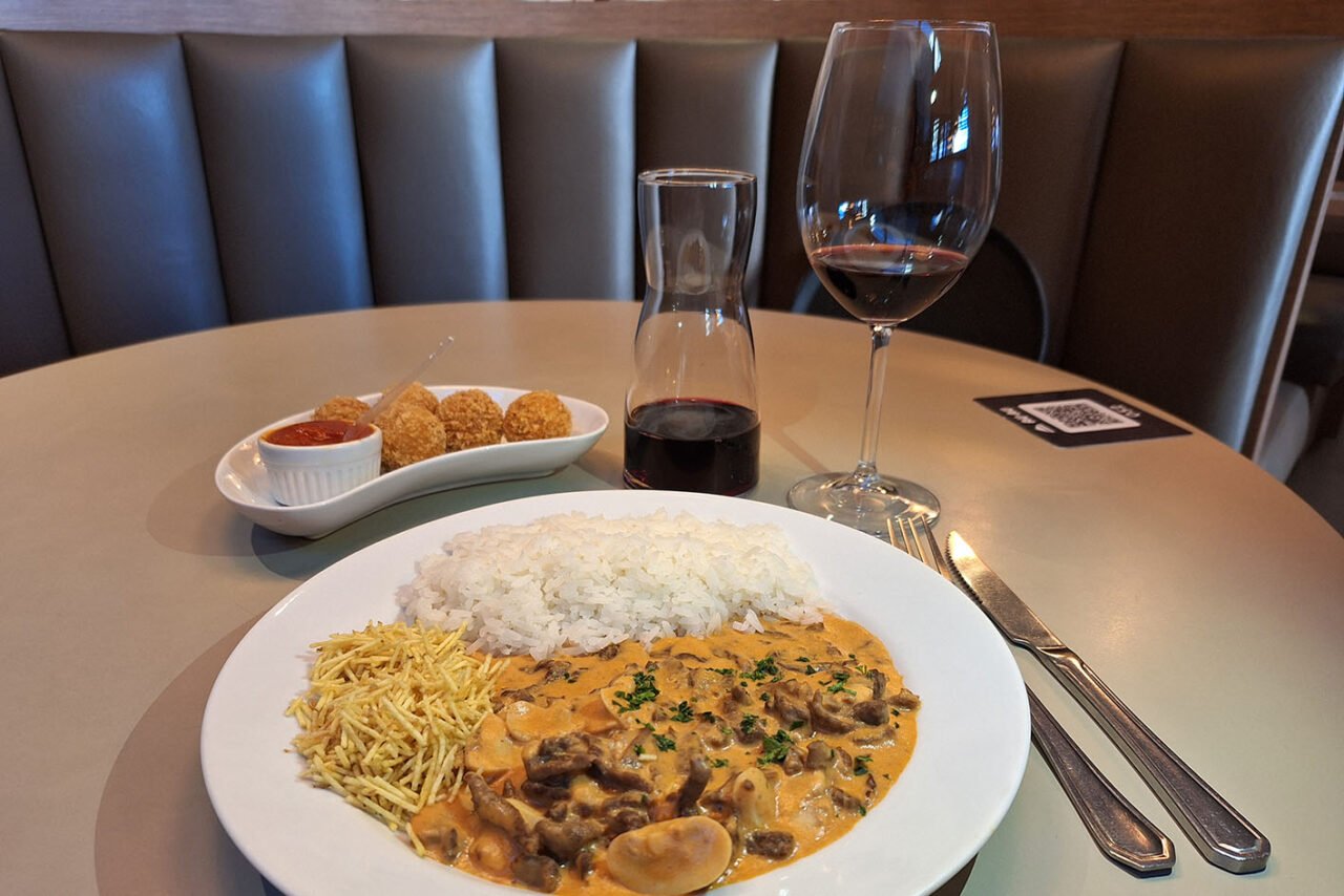Vinho, estrogonofe e arancini no Au-Au - foto Jeany Dantas