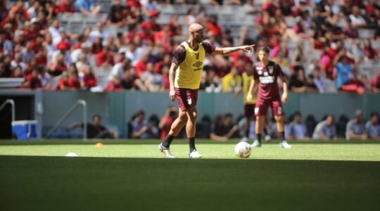 O zagueiro Thiago Heleno em treino do Athletico
