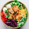 prato com salada colirida, ovos e alimentos saudáveis.