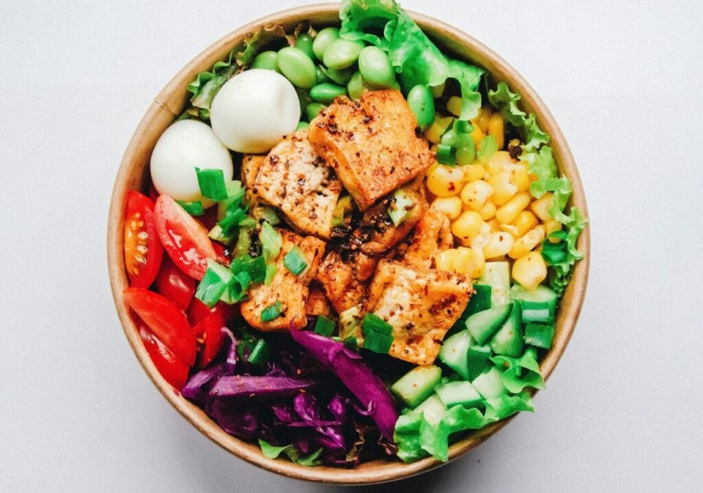 prato com salada colirida, ovos e alimentos saudáveis.