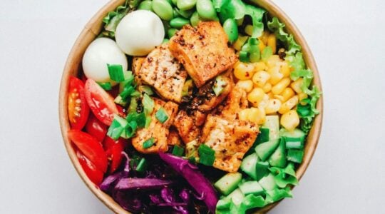 prato com salada colirida, ovos e alimentos saudáveis.
