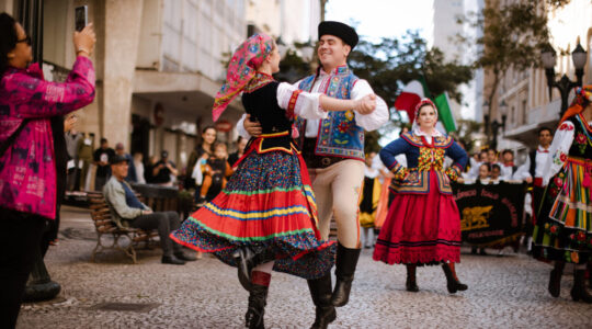 Desfile pelo calçadão da rua XV de Novembro dos grupos folclóricos que se apresentarão no Festival Folclórico. 24/06/2023. Foto: Brunno Covello