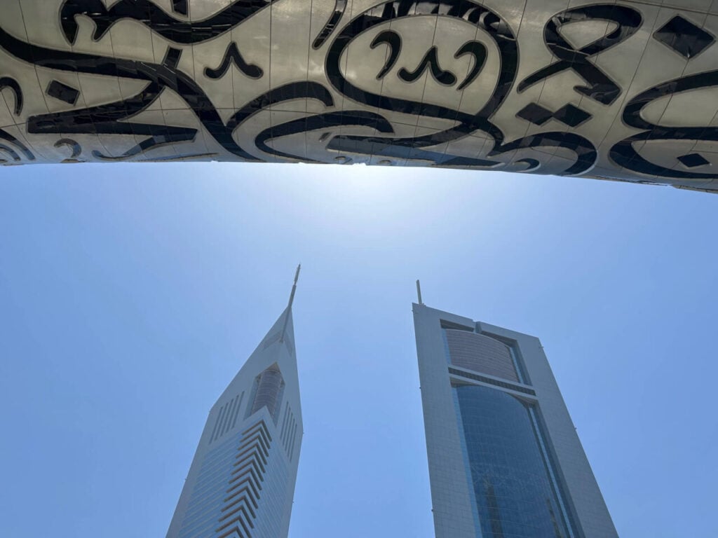 Arranha céus de Dubai com arte do Museu do Futuro - Foto: Anna Neiva